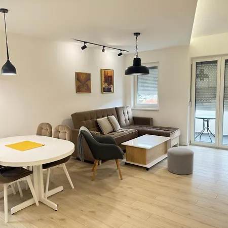 Cvetkovic 아파트 *